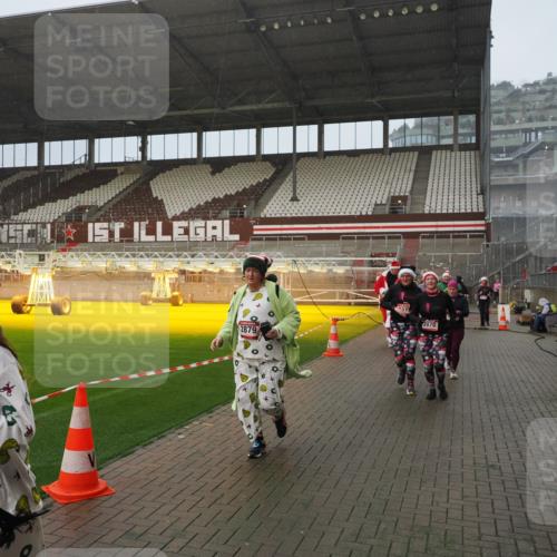 07.12.2025 - St. Pauli X-Mass-Run No. 15 Fabian Wolf http://msf.ph/oto/9416321 07.12.2025 11:08:56 Ziel 335, 338, 341, 495, 496, 619, 1205, 1211, 1464, 1502, 1511, 2070, 2879, 2898, 4471 meine-sportfotos.de