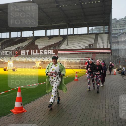 07.12.2025 - St. Pauli X-Mass-Run No. 15 Fabian Wolf http://msf.ph/oto/9416322 07.12.2025 11:08:56 Ziel 335, 338, 341, 495, 496, 619, 1205, 1211, 1464, 1502, 1511, 2070, 2879, 2898, 4471 meine-sportfotos.de