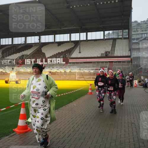 07.12.2025 - St. Pauli X-Mass-Run No. 15 Fabian Wolf http://msf.ph/oto/9416323 07.12.2025 11:08:57 Ziel 335, 338, 341, 495, 496, 619, 1136, 1138, 1140, 1205, 1211, 1464, 1502, 1511, 2070, 2879, 2898, 4471 meine-sportfotos.de