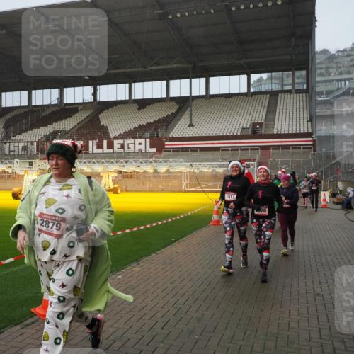 07.12.2025 - St. Pauli X-Mass-Run No. 15 Fabian Wolf http://msf.ph/oto/9416324 07.12.2025 11:08:57 Ziel 335, 338, 341, 495, 496, 619, 1136, 1138, 1140, 1205, 1211, 1464, 1502, 1511, 2070, 2879, 2898, 4471 meine-sportfotos.de