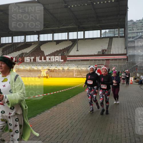 07.12.2025 - St. Pauli X-Mass-Run No. 15 Fabian Wolf http://msf.ph/oto/9416325 07.12.2025 11:08:57 Ziel 335, 338, 341, 495, 496, 619, 1136, 1138, 1140, 1205, 1211, 1464, 1502, 1511, 2070, 2879, 2898, 4471 meine-sportfotos.de