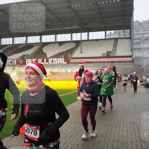 07.12.2025 - St. Pauli X-Mass-Run No. 15 Fabian Wolf http://msf.ph/oto/9416331 07.12.2025 11:08:59 Ziel 335, 338, 341, 495, 496, 619, 1136, 1138, 1140, 1205, 1211, 1502, 1511, 2070, 2879, 2898 meine-sportfotos.de