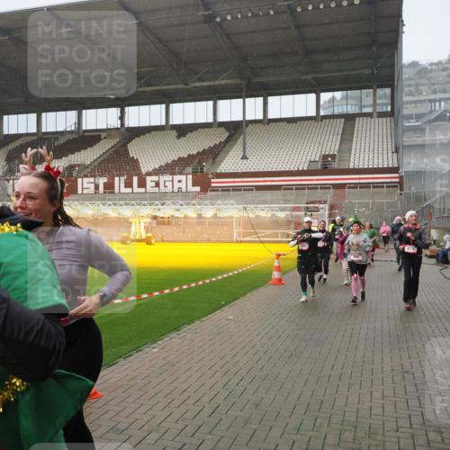 07.12.2025 - St. Pauli X-Mass-Run No. 15 Fabian Wolf http://msf.ph/oto/9416342 07.12.2025 11:09:01 Ziel 335, 338, 341, 495, 496, 619, 1136, 1138, 1140, 1205, 1211, 1502, 1511, 2070, 2879, 2898 meine-sportfotos.de