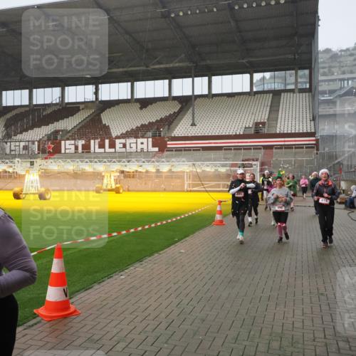 07.12.2025 - St. Pauli X-Mass-Run No. 15 Fabian Wolf http://msf.ph/oto/9416343 07.12.2025 11:09:02 Ziel 335, 338, 341, 495, 496, 619, 1136, 1138, 1140, 1205, 1211, 1502, 1511, 1574, 2070, 2879, 2898 meine-sportfotos.de