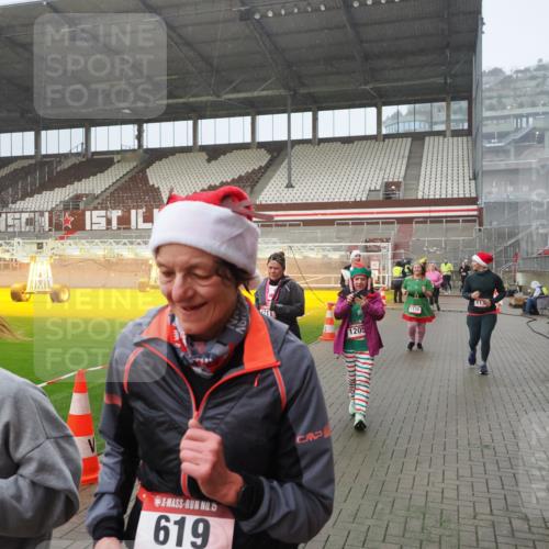 07.12.2025 - St. Pauli X-Mass-Run No. 15 Fabian Wolf http://msf.ph/oto/9416349 07.12.2025 11:09:05 Ziel 335, 338, 341, 495, 496, 619, 1136, 1138, 1140, 1205, 1211, 1502, 1511, 1574, 2070, 2879, 2898 meine-sportfotos.de