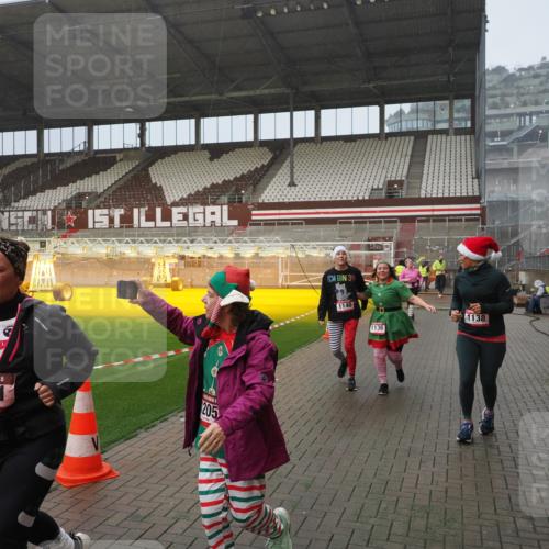 07.12.2025 - St. Pauli X-Mass-Run No. 15 Fabian Wolf http://msf.ph/oto/9416356 07.12.2025 11:09:07 Ziel 335, 338, 341, 495, 496, 558, 619, 1136, 1138, 1140, 1205, 1211, 1260, 1502, 1511, 1574, 2070, 2879, 2898 meine-sportfotos.de