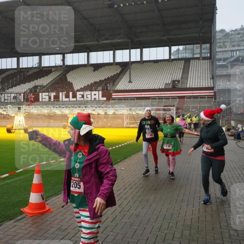 07.12.2025 - St. Pauli X-Mass-Run No. 15 Fabian Wolf http://msf.ph/oto/9416357 07.12.2025 11:09:07 Ziel 335, 338, 341, 495, 496, 558, 619, 1136, 1138, 1140, 1205, 1211, 1260, 1502, 1511, 1574, 2070, 2879, 2898 meine-sportfotos.de