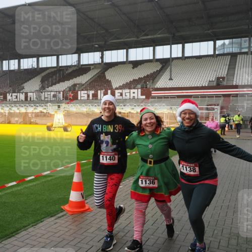 07.12.2025 - St. Pauli X-Mass-Run No. 15 Fabian Wolf http://msf.ph/oto/9416364 07.12.2025 11:09:09 Ziel 44, 51, 335, 338, 341, 495, 496, 558, 619, 1136, 1138, 1140, 1205, 1211, 1260, 1502, 1511, 1574 meine-sportfotos.de