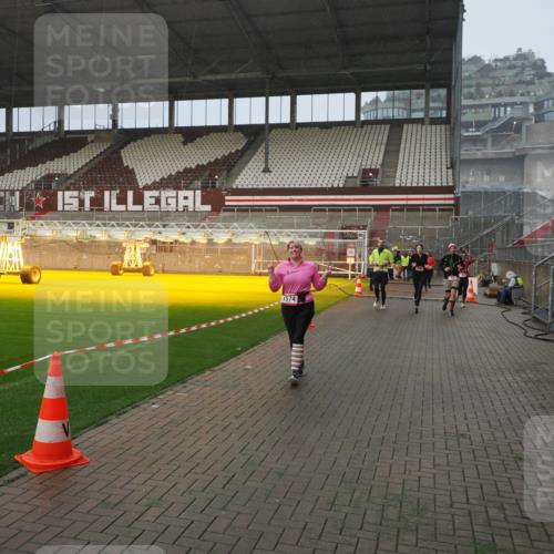 07.12.2025 - St. Pauli X-Mass-Run No. 15 Fabian Wolf http://msf.ph/oto/9416371 07.12.2025 11:09:11 Ziel 44, 51, 335, 338, 341, 495, 496, 558, 619, 1110, 1136, 1138, 1140, 1205, 1211, 1260, 1574 meine-sportfotos.de