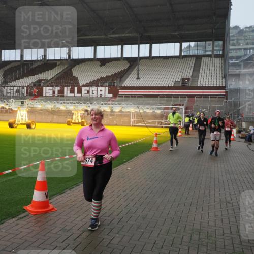 07.12.2025 - St. Pauli X-Mass-Run No. 15 Fabian Wolf http://msf.ph/oto/9416376 07.12.2025 11:09:13 Ziel 44, 51, 495, 496, 558, 619, 1110, 1136, 1138, 1140, 1205, 1211, 1260, 1574 meine-sportfotos.de