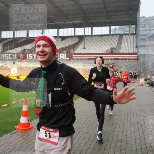 07.12.2025 - St. Pauli X-Mass-Run No. 15 Fabian Wolf http://msf.ph/oto/9416384 07.12.2025 11:09:16 Ziel 44, 51, 558, 1110, 1136, 1138, 1140, 1260, 1574 meine-sportfotos.de