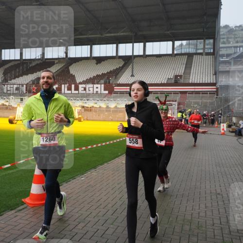 07.12.2025 - St. Pauli X-Mass-Run No. 15 Fabian Wolf http://msf.ph/oto/9416385 07.12.2025 11:09:17 Ziel 44, 51, 558, 1110, 1136, 1138, 1140, 1260, 1574 meine-sportfotos.de