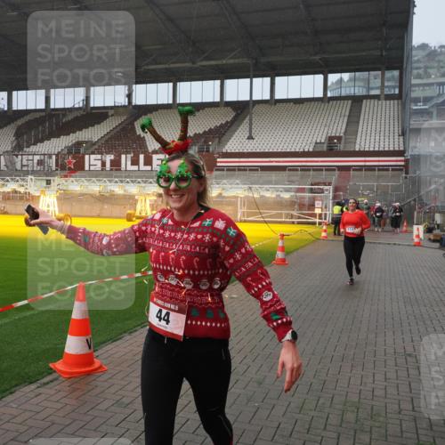 07.12.2025 - St. Pauli X-Mass-Run No. 15 Fabian Wolf http://msf.ph/oto/9416391 07.12.2025 11:09:18 Ziel 44, 51, 558, 1110, 1260, 1574 meine-sportfotos.de