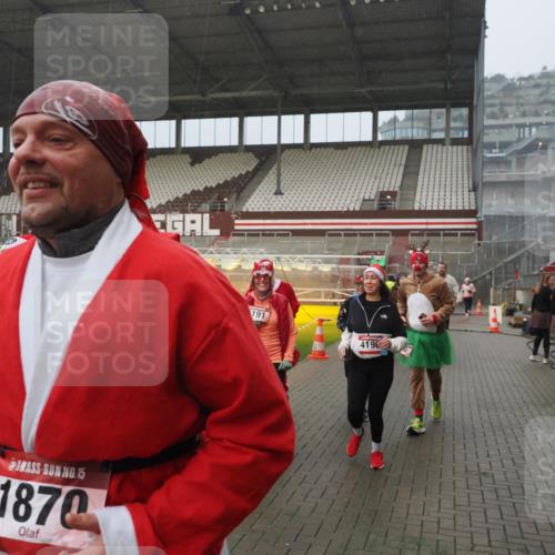 07.12.2025 - St. Pauli X-Mass-Run No. 15 Fabian Wolf http://msf.ph/oto/9416436 07.12.2025 11:09:36 Ziel 59, 66, 266, 330, 971, 1084, 1463, 1477, 1579, 1582, 1641, 1851, 1870, 1945, 1974, 2042, 3151, 4190, 4191 meine-sportfotos.de