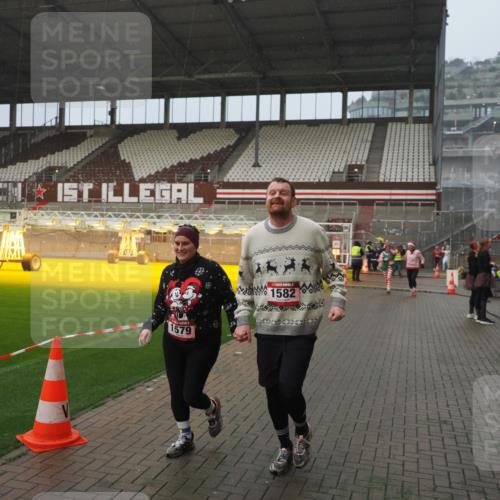 07.12.2025 - St. Pauli X-Mass-Run No. 15 Fabian Wolf http://msf.ph/oto/9416456 07.12.2025 11:09:40 Ziel 59, 66, 266, 330, 814, 971, 1084, 1157, 1463, 1579, 1582, 1851, 1870, 1945, 1974, 2042, 3151, 4190, 4191 meine-sportfotos.de