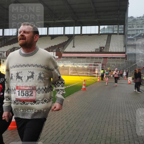 07.12.2025 - St. Pauli X-Mass-Run No. 15 Fabian Wolf http://msf.ph/oto/9416460 07.12.2025 11:09:41 Ziel 59, 66, 266, 330, 814, 971, 1084, 1157, 1579, 1582, 1851, 1870, 1945, 1974, 2042, 3151, 4190, 4191 meine-sportfotos.de