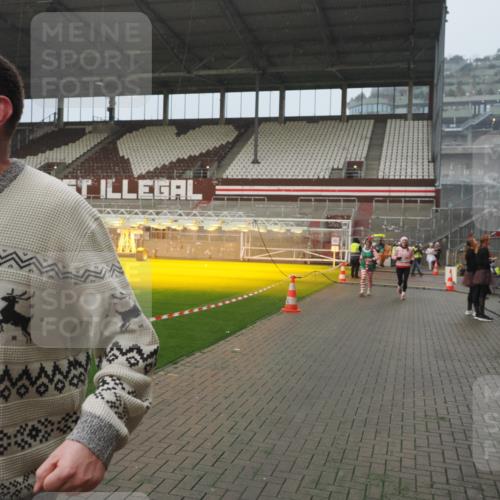 07.12.2025 - St. Pauli X-Mass-Run No. 15 Fabian Wolf http://msf.ph/oto/9416461 07.12.2025 11:09:41 Ziel 59, 66, 266, 330, 814, 971, 1084, 1157, 1579, 1582, 1851, 1870, 1945, 1974, 2042, 3151, 4190, 4191 meine-sportfotos.de