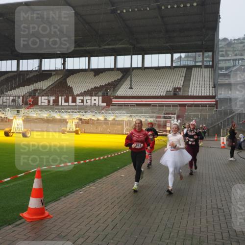 07.12.2025 - St. Pauli X-Mass-Run No. 15 Fabian Wolf http://msf.ph/oto/9416475 07.12.2025 11:09:52 Ziel 696, 720, 737, 755, 814, 863, 1157, 1163 meine-sportfotos.de