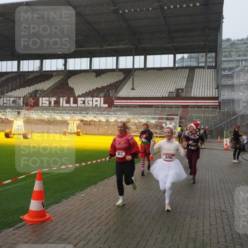07.12.2025 - St. Pauli X-Mass-Run No. 15 Fabian Wolf http://msf.ph/oto/9416477 07.12.2025 11:09:52 Ziel 696, 720, 737, 755, 814, 863, 1157, 1163 meine-sportfotos.de