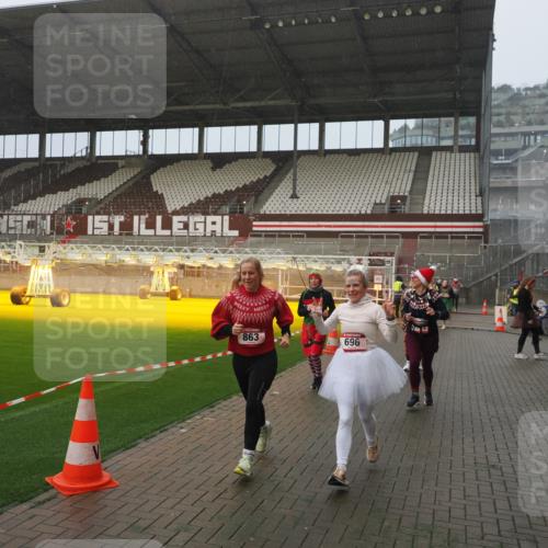 07.12.2025 - St. Pauli X-Mass-Run No. 15 Fabian Wolf http://msf.ph/oto/9416478 07.12.2025 11:09:53 Ziel 696, 720, 737, 755, 814, 863, 1157, 1163 meine-sportfotos.de