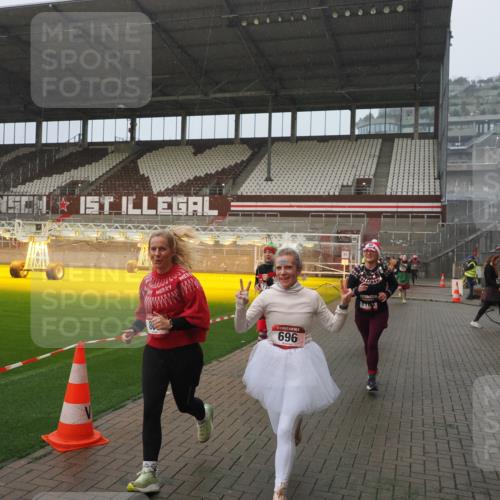 07.12.2025 - St. Pauli X-Mass-Run No. 15 Fabian Wolf http://msf.ph/oto/9416480 07.12.2025 11:09:53 Ziel 696, 720, 737, 755, 814, 863, 1157, 1163 meine-sportfotos.de
