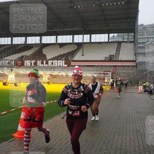 07.12.2025 - St. Pauli X-Mass-Run No. 15 Fabian Wolf http://msf.ph/oto/9416487 07.12.2025 11:09:54 Ziel 696, 720, 737, 755, 814, 863, 1157, 1163 meine-sportfotos.de