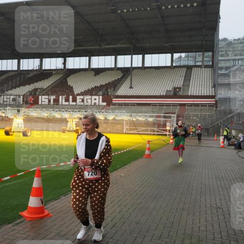 07.12.2025 - St. Pauli X-Mass-Run No. 15 Fabian Wolf http://msf.ph/oto/9416492 07.12.2025 11:09:56 Ziel 696, 720, 737, 753, 755, 814, 863, 1157, 1163 meine-sportfotos.de