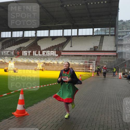 07.12.2025 - St. Pauli X-Mass-Run No. 15 Fabian Wolf http://msf.ph/oto/9416499 07.12.2025 11:09:58 Ziel 696, 720, 737, 753, 755, 863, 1163 meine-sportfotos.de