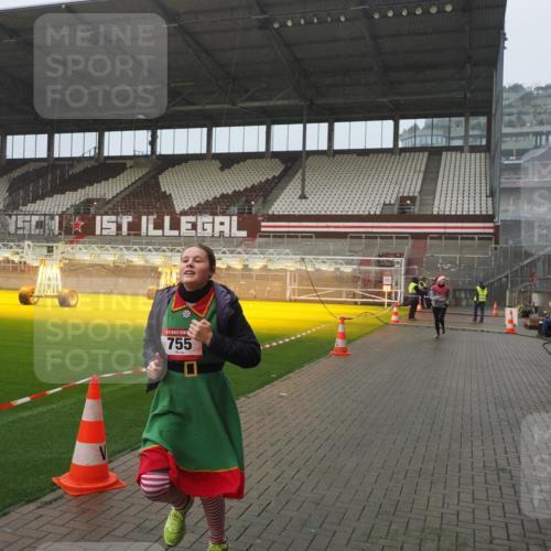 07.12.2025 - St. Pauli X-Mass-Run No. 15 Fabian Wolf http://msf.ph/oto/9416501 07.12.2025 11:09:58 Ziel 696, 720, 737, 753, 755, 863, 1163 meine-sportfotos.de