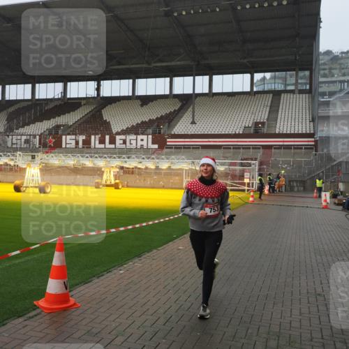 07.12.2025 - St. Pauli X-Mass-Run No. 15 Fabian Wolf http://msf.ph/oto/9416504 07.12.2025 11:10:03 Ziel 696, 720, 737, 753, 755, 863, 1163 meine-sportfotos.de