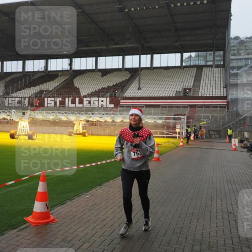 07.12.2025 - St. Pauli X-Mass-Run No. 15 Fabian Wolf http://msf.ph/oto/9416505 07.12.2025 11:10:03 Ziel 696, 720, 737, 753, 755, 863, 1163 meine-sportfotos.de