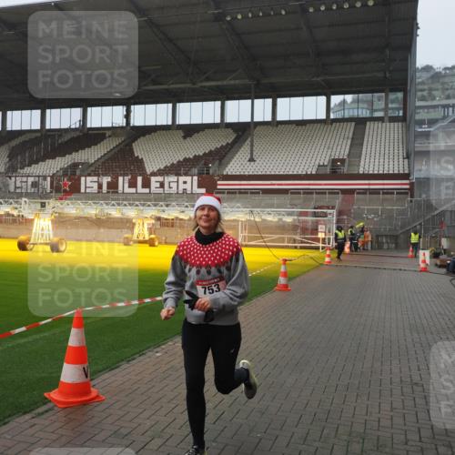 07.12.2025 - St. Pauli X-Mass-Run No. 15 Fabian Wolf http://msf.ph/oto/9416506 07.12.2025 11:10:03 Ziel 696, 720, 737, 753, 755, 863, 1163 meine-sportfotos.de