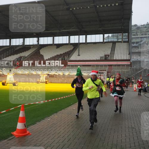 07.12.2025 - St. Pauli X-Mass-Run No. 15 Fabian Wolf http://msf.ph/oto/9416513 07.12.2025 11:10:20 Ziel 42, 53, 980, 1298, 1299, 1398, 1694, 1697, 1739, 1740, 2371 meine-sportfotos.de