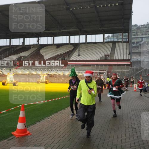 07.12.2025 - St. Pauli X-Mass-Run No. 15 Fabian Wolf http://msf.ph/oto/9416514 07.12.2025 11:10:21 Ziel 42, 53, 980, 1298, 1299, 1398, 1694, 1697, 1739, 1740, 2371 meine-sportfotos.de
