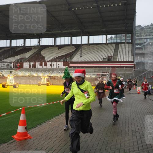 07.12.2025 - St. Pauli X-Mass-Run No. 15 Fabian Wolf http://msf.ph/oto/9416515 07.12.2025 11:10:21 Ziel 42, 53, 980, 1298, 1299, 1398, 1694, 1697, 1739, 1740, 2371 meine-sportfotos.de