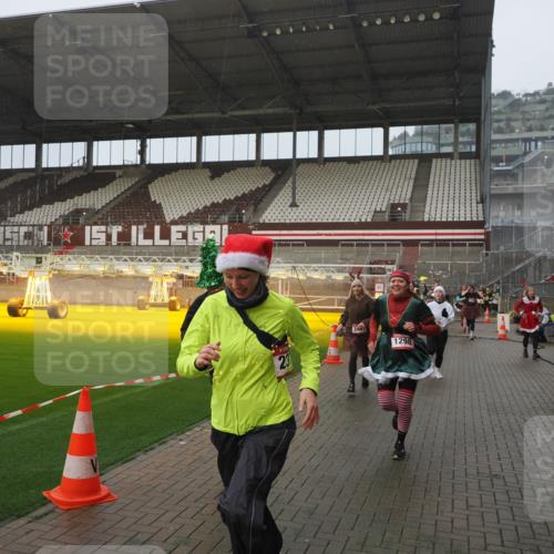 07.12.2025 - St. Pauli X-Mass-Run No. 15 Fabian Wolf http://msf.ph/oto/9416516 07.12.2025 11:10:21 Ziel 42, 53, 980, 1298, 1299, 1398, 1694, 1697, 1739, 1740, 2371 meine-sportfotos.de