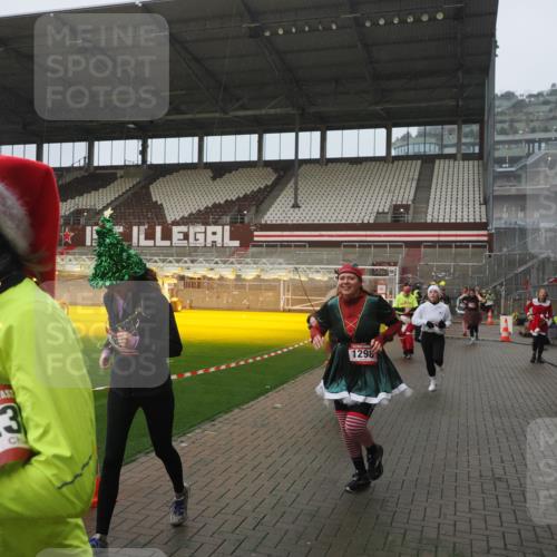 07.12.2025 - St. Pauli X-Mass-Run No. 15 Fabian Wolf http://msf.ph/oto/9416518 07.12.2025 11:10:21 Ziel 42, 53, 980, 1298, 1299, 1398, 1694, 1697, 1739, 1740, 2371 meine-sportfotos.de