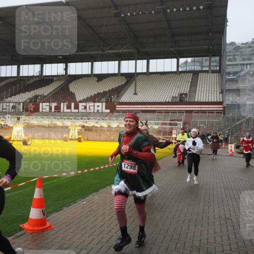 07.12.2025 - St. Pauli X-Mass-Run No. 15 Fabian Wolf http://msf.ph/oto/9416520 07.12.2025 11:10:22 Ziel 42, 53, 980, 1298, 1299, 1398, 1694, 1697, 1739, 1740, 2371 meine-sportfotos.de