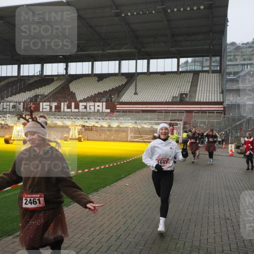 07.12.2025 - St. Pauli X-Mass-Run No. 15 Fabian Wolf http://msf.ph/oto/9416526 07.12.2025 11:10:23 Ziel 42, 53, 980, 1298, 1299, 1398, 1694, 1697, 1739, 1740, 2371 meine-sportfotos.de