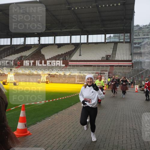 07.12.2025 - St. Pauli X-Mass-Run No. 15 Fabian Wolf http://msf.ph/oto/9416527 07.12.2025 11:10:23 Ziel 42, 53, 980, 1298, 1299, 1398, 1694, 1697, 1739, 1740, 2371 meine-sportfotos.de