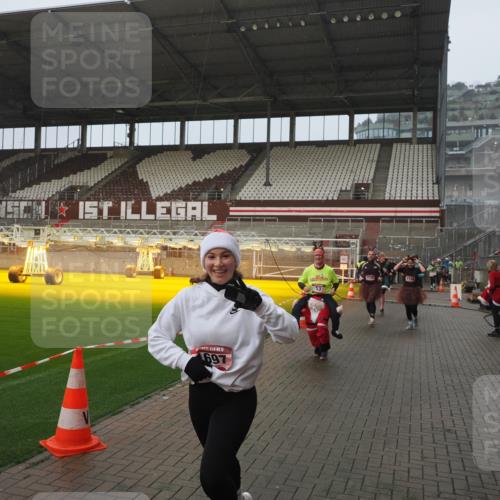 07.12.2025 - St. Pauli X-Mass-Run No. 15 Fabian Wolf http://msf.ph/oto/9416529 07.12.2025 11:10:24 Ziel 42, 53, 980, 1298, 1299, 1398, 1694, 1697, 1739, 1740, 2371 meine-sportfotos.de