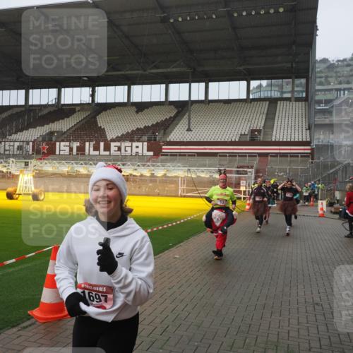 07.12.2025 - St. Pauli X-Mass-Run No. 15 Fabian Wolf http://msf.ph/oto/9416530 07.12.2025 11:10:24 Ziel 42, 53, 980, 1298, 1299, 1398, 1694, 1697, 1739, 1740, 2371 meine-sportfotos.de
