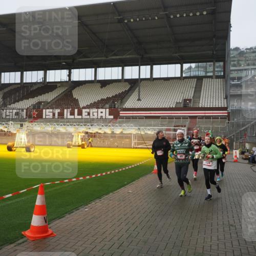 07.12.2025 - St. Pauli X-Mass-Run No. 15 Fabian Wolf http://msf.ph/oto/9416556 07.12.2025 11:10:33 Ziel 29, 30, 31, 42, 49, 53, 122, 134, 745, 980, 1064, 1066, 1298, 1380, 1398, 1692, 1694, 1697, 1739, 1740, 2371, 3124, 3136 meine-sportfotos.de