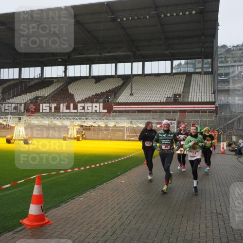 07.12.2025 - St. Pauli X-Mass-Run No. 15 Fabian Wolf http://msf.ph/oto/9416557 07.12.2025 11:10:33 Ziel 29, 30, 31, 42, 49, 53, 122, 134, 745, 980, 1064, 1066, 1298, 1380, 1398, 1692, 1694, 1697, 1739, 1740, 2371, 3124, 3136 meine-sportfotos.de