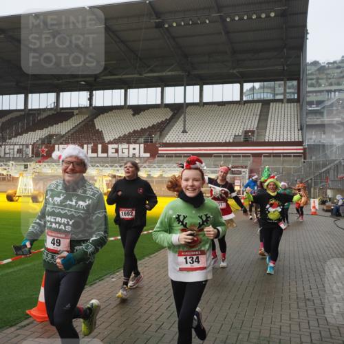 07.12.2025 - St. Pauli X-Mass-Run No. 15 Fabian Wolf http://msf.ph/oto/9416564 07.12.2025 11:10:35 Ziel 29, 30, 31, 42, 49, 53, 122, 134, 745, 980, 1064, 1066, 1298, 1380, 1398, 1692, 1694, 1697, 1739, 1740, 3124, 3136 meine-sportfotos.de