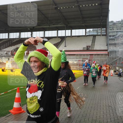 07.12.2025 - St. Pauli X-Mass-Run No. 15 Fabian Wolf http://msf.ph/oto/9416575 07.12.2025 11:10:37 Ziel 29, 30, 31, 49, 53, 122, 134, 745, 1064, 1066, 1380, 1398, 1626, 1692, 1694, 1697, 1739, 1740, 3124, 3136 meine-sportfotos.de