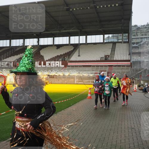 07.12.2025 - St. Pauli X-Mass-Run No. 15 Fabian Wolf http://msf.ph/oto/9416579 07.12.2025 11:10:38 Ziel 29, 30, 31, 49, 122, 134, 745, 1064, 1066, 1380, 1398, 1626, 1692, 1694, 1739, 1740, 3124, 3136 meine-sportfotos.de