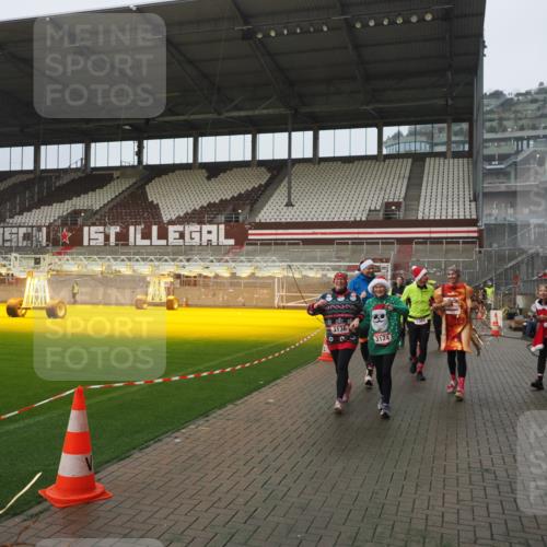 07.12.2025 - St. Pauli X-Mass-Run No. 15 Fabian Wolf http://msf.ph/oto/9416581 07.12.2025 11:10:38 Ziel 29, 30, 31, 49, 122, 134, 745, 1064, 1066, 1380, 1398, 1626, 1692, 1694, 1739, 1740, 3124, 3136 meine-sportfotos.de