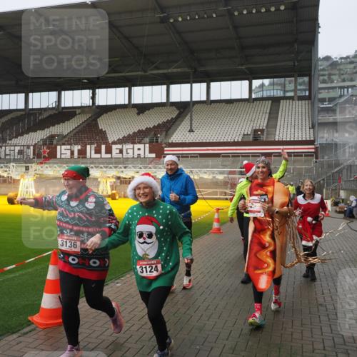 07.12.2025 - St. Pauli X-Mass-Run No. 15 Fabian Wolf http://msf.ph/oto/9416590 07.12.2025 11:10:40 Ziel 29, 30, 31, 49, 122, 134, 745, 1064, 1066, 1380, 1398, 1584, 1626, 1692, 1694, 3124, 3136, 4574 meine-sportfotos.de