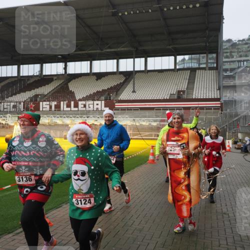 07.12.2025 - St. Pauli X-Mass-Run No. 15 Fabian Wolf http://msf.ph/oto/9416591 07.12.2025 11:10:40 Ziel 29, 30, 31, 49, 122, 134, 745, 1064, 1066, 1380, 1398, 1584, 1626, 1692, 1694, 3124, 3136, 4574 meine-sportfotos.de